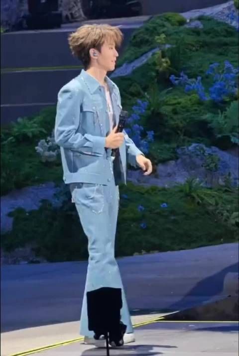 王俊凯演唱会脚拉伤又咳嗽，身形消瘦
