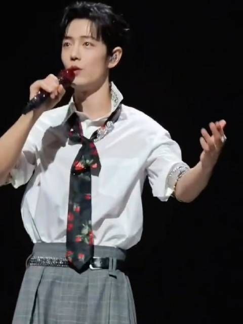 双向奔赴的爱 25号的演唱会肖战讲了八秒红海 肖战什么都知道也记在心里!
