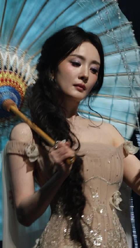 林俊杰唱着茉莉雨杨幂撑伞出场这一幕!