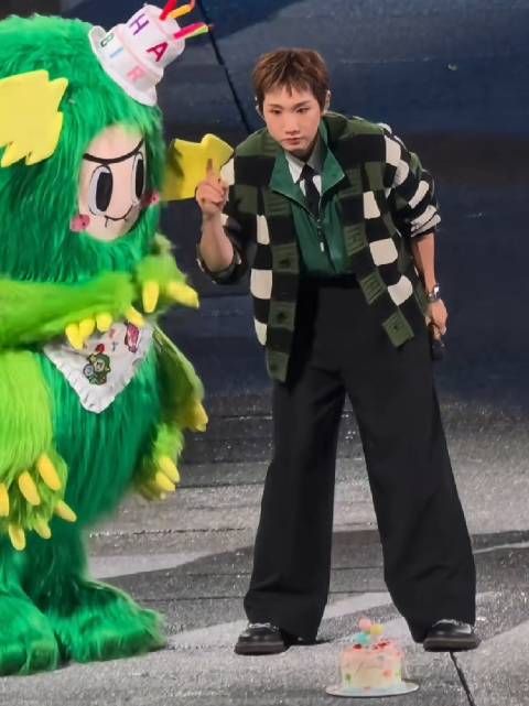 小泷泷给咘焦绿卡小环游彩带过生日,蛋糕放地上咘焦绿手短拿不回