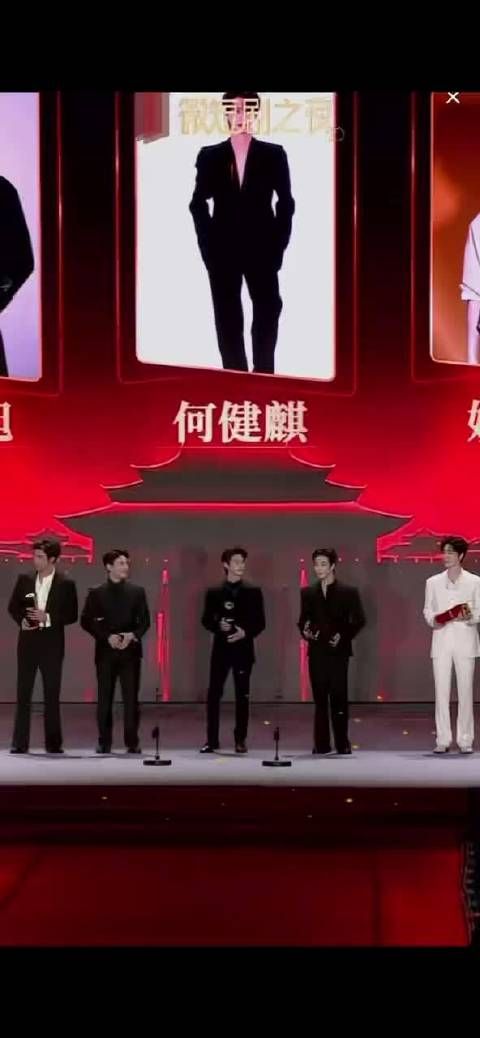 姚冠宇获年度SHINING男演员奖