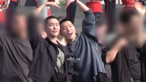 萌的很!胜宽喊dino过来一起打招呼 oll6_xx
