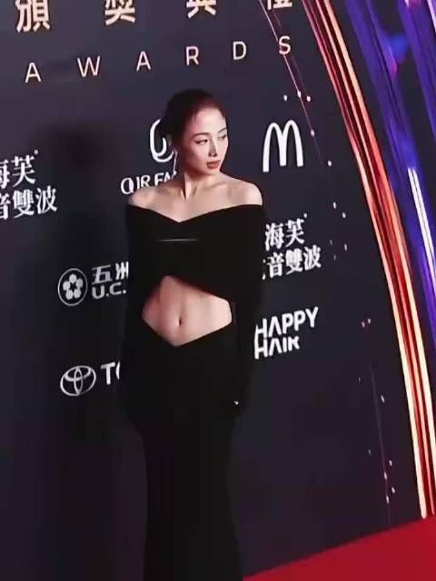 吴映洁褪去婴儿肥更女人知性了,还有马甲线,恢复得好好呀!