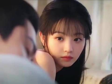 田曦薇真的是教科书幼态脸，可甜可飒的百变美人