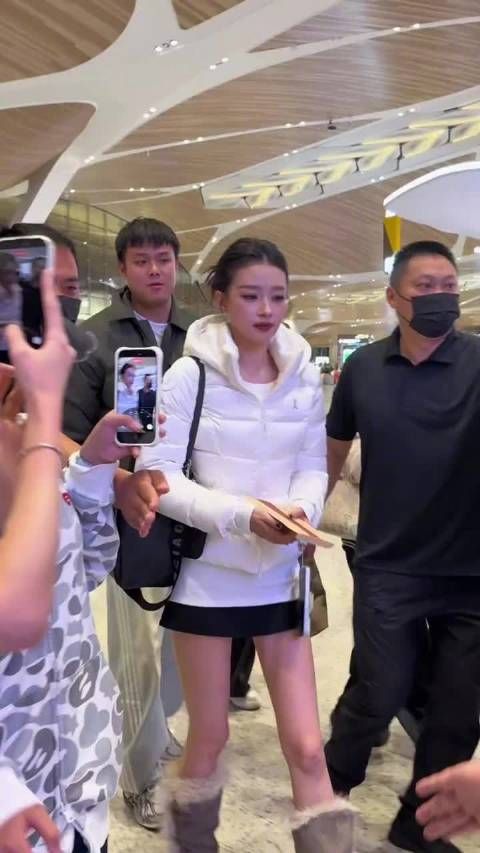 孙怡白打底衫穿出礼服感,私服不费力的美