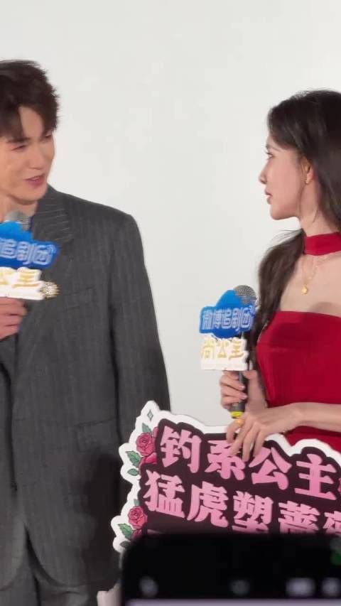 孟子义牵着李昀锐跑引台下欢呼