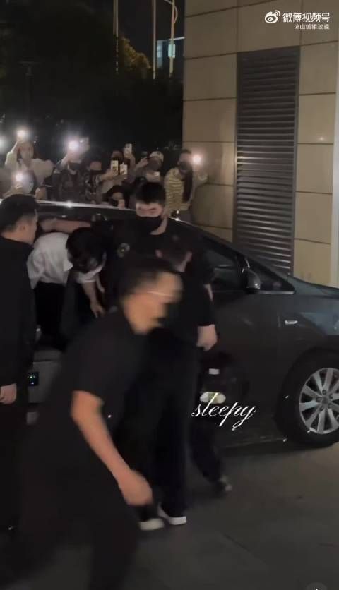 刘耀文声生不息下班造型，白衬衫西装裤红底皮鞋，完全帅气啊