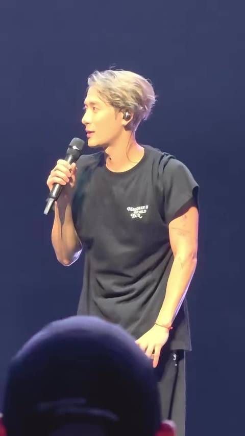 方圆与王嘉尔活动同框合照,坦言谁见到王嘉尔会不紧张