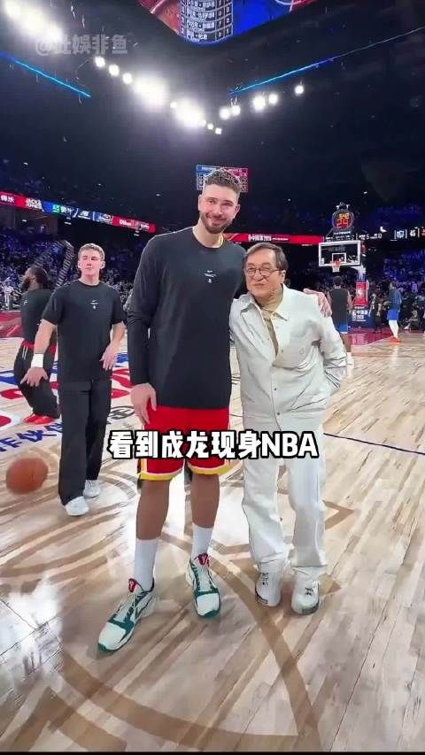 成龙现身NBA中国赛教功夫,洪金宝坐轮椅路演,李连杰打造短剧功夫宇宙