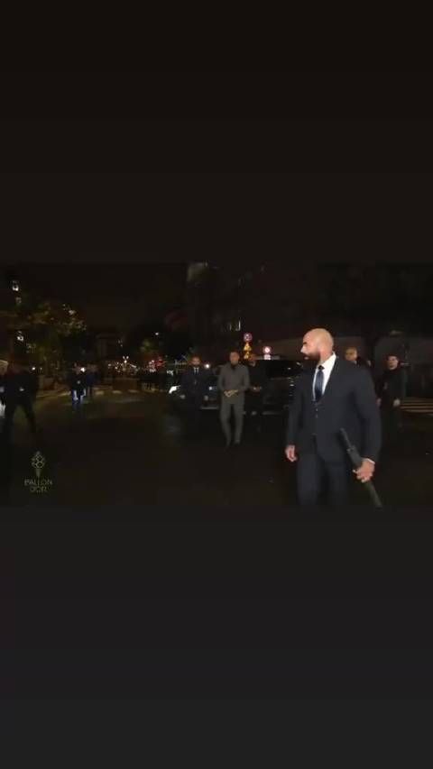 金球奖红毯姆巴佩亮相造型帅气气场全开