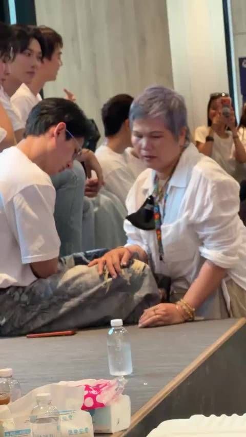 在外面再成熟再强大,在妈妈面前,永远都可以做回会撒娇的小孩子 on video