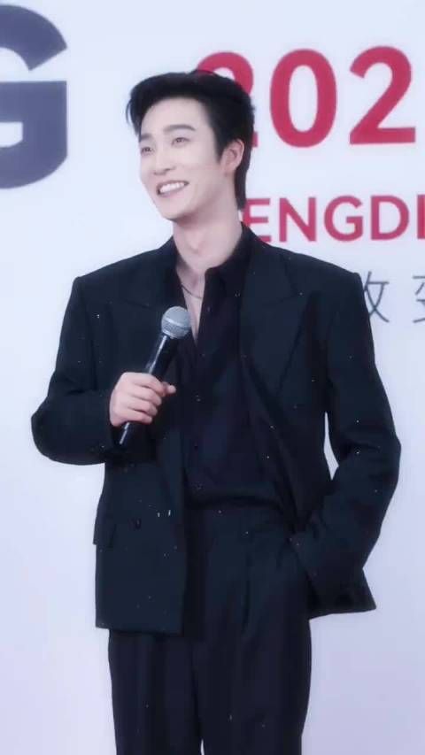 姚冠宇王子礼动作舒缓优雅自带温柔气场