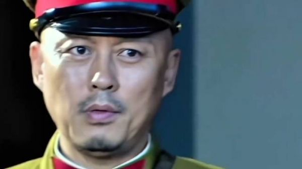 卧底趁没人休息盗取情报,差点被发现