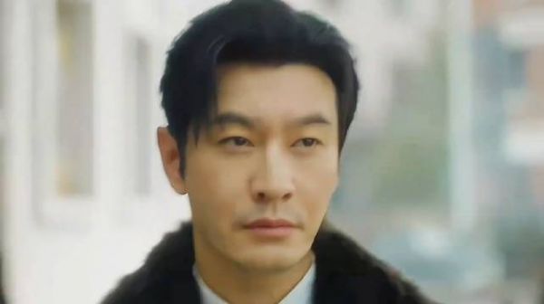 男人凭借一个小小的证件，骗过了看守的所有守卫
