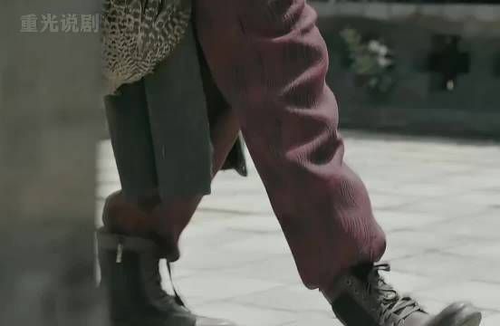 女土匪下山抢东西，结果被男人拐回家当媳妇