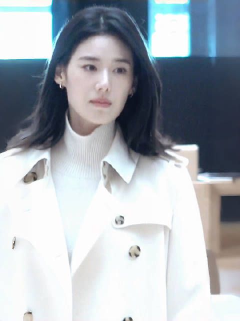 郑恩彩首尔Burberry活动穿白色风衣搭骑士靴亮相