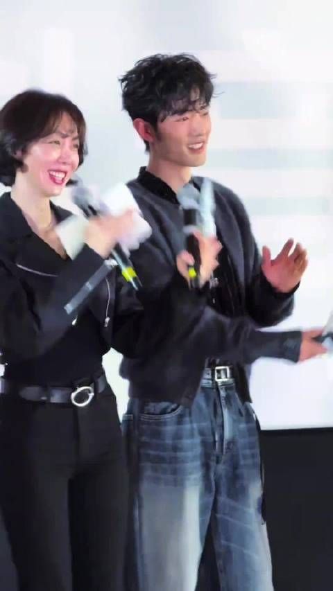 哈哈哈这俩好像下乡看村头演出的!