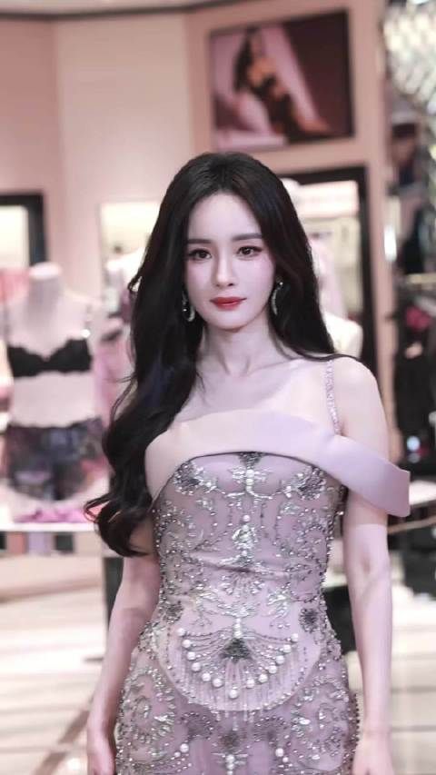 杨幂穿第12套GH高定亮相维秘上海活动