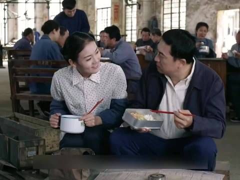 男人遭到被喜欢她的姑娘赖上,没想到母亲见到姑娘当天就让他们结了婚