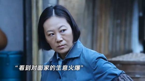 就因为自己家的生意干不过别人 心生嫉妒 竟然当众扒光了人家的衣服