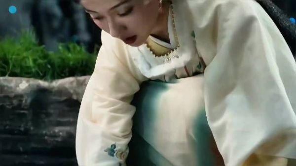女孩正在河边装水，一只妖兽竟来到面前求救
