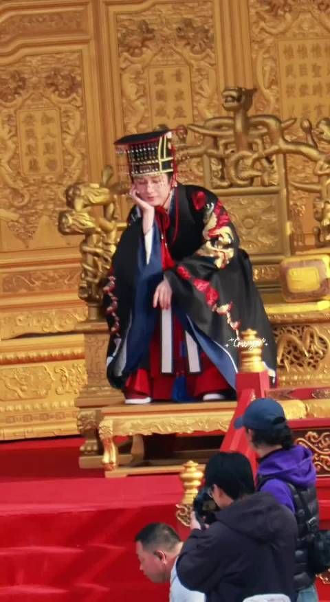 成毅下潜上浮直面生理极限，浮上来仍保持表演状态