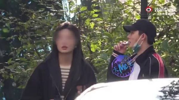 感情是两个人的私事,外界不必用自己的标准去评判他们的相处
