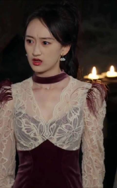 美女的举动让男友极度的不理解，但真相让他细思极恐