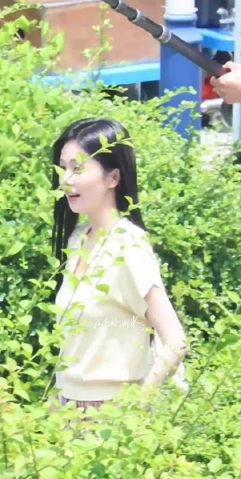 白鹿新剧预告抹脖抹泪两连动作
