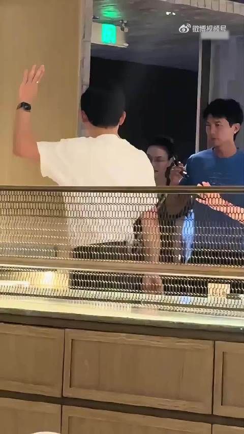王菲两发饰打造Lady Gaga式戏剧效果