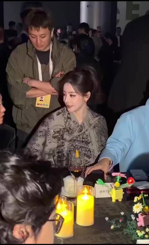 迪丽热巴vogue造型演绎360度子弹时间