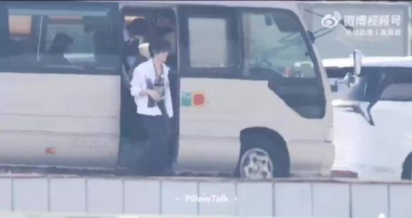 张真源习惯在周笔畅后面确实是好可爱,他是真的习惯在后面