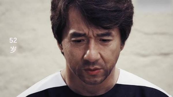 成龙72岁身上全是肌肉，数十年自律苦练铸就银幕拼搏精神
