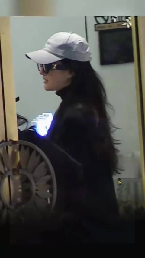 刘亦菲做美容带爱犬,默默援助巴青灾区
