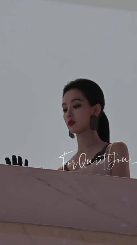陈都灵垂眸对视粉丝 确认后眉眼弯弯笑