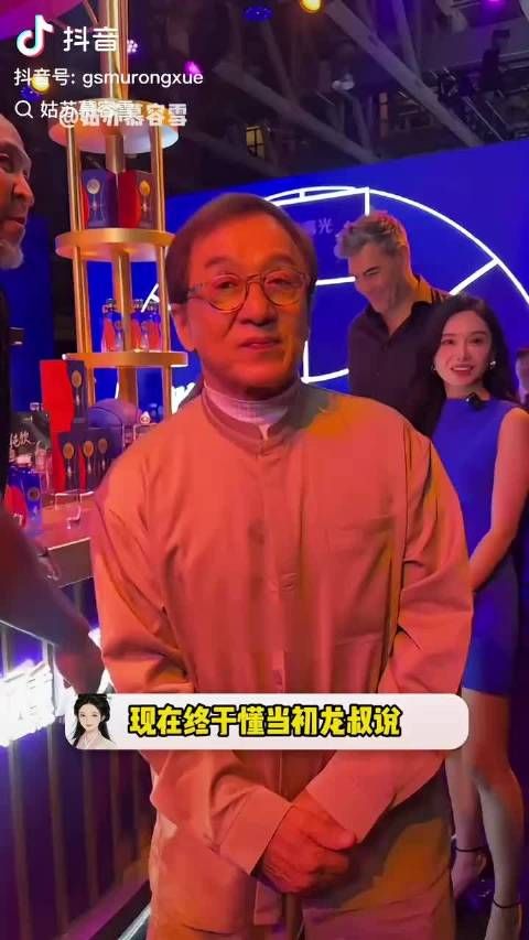 论成龙的国际影响力有多大，nba中国赛各个名人找龙叔合影！