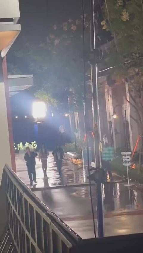雨天撑伞的薛之谦,又开始了新一天的工作