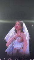 谁给邓紫棋设计的衣服