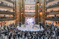 中国首展落地徐汇 商场化作“晶璨星宙”！知名演员郑恺现场助阵