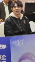 北京JDG-Paraboy活动中捂眼听粉丝劝闭眼休息