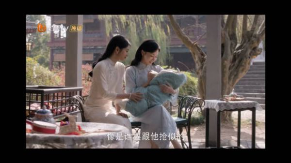泽宁吃奶被老婆惊讶调侃,盯妻狂魔远远注视
