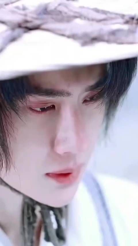 夜雨落青瓦,灯影过长街,谁把真心藏半截