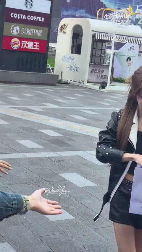 她从来没把粉丝当遥远的旁观者，而是把我们当成一起走这段打歌旅程的同行人