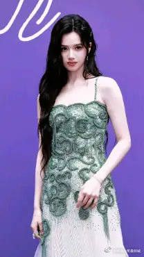 张婧仪绿色祥云吊带裙，一颦一笑尽显甜美可爱，扑面的清凉感
