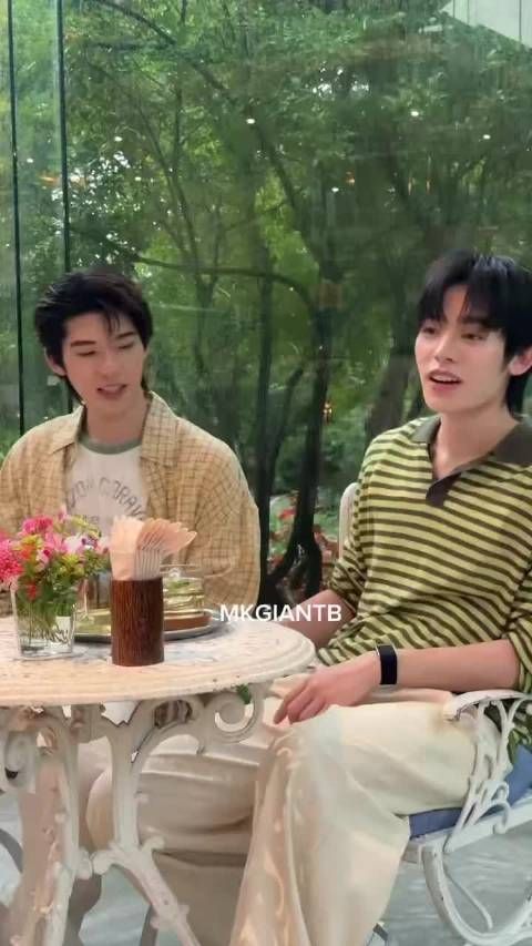 teeteepor超话互动小熊与小狗默契整理衣服