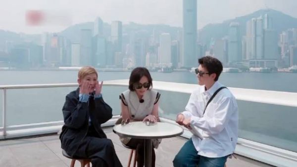 吴君如才是香港的一姐，从小和张国荣是哥们，娱乐圈大部分都认识