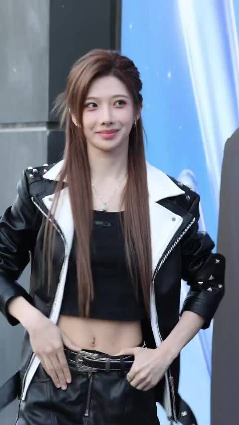 粉丝喊话想摸腹肌，沈梦瑶爽快应允后粉丝怯场后退