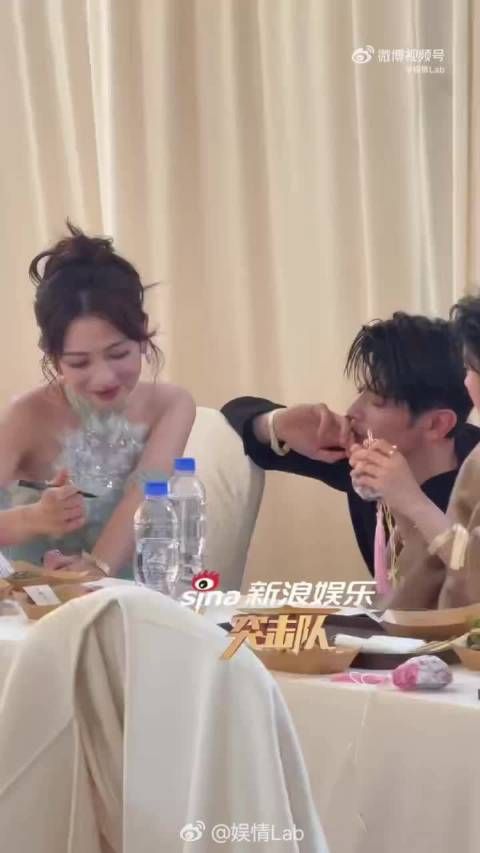 视界大会同框好养眼，两个人凑在一起热聊，笑容满满氛围感拉满