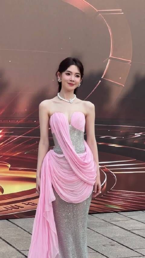 陈瑶横店穿粉色抹胸礼服亮相粉丝现场唱生日歌