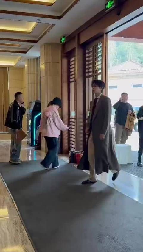 邓凯风衣西装，氛围感拉满